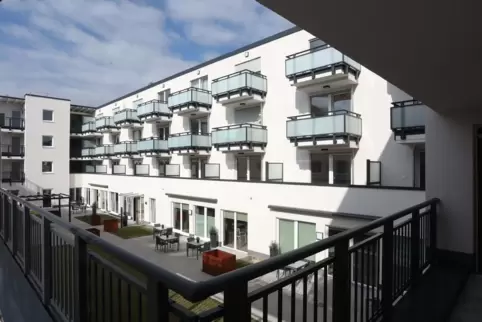 Der Bau wirkt mächtig, die Innenausstattung ist vornehm-modern und wohnlich. 