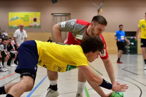 Der aus Haßloch stammende Veit Schlafmann (vorne) ist vor TSG-Spieler Lars Hannes am Ball.