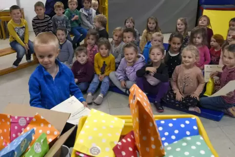  Jedes Kind bekam eine Urkunde und eine Geschenketüte. 