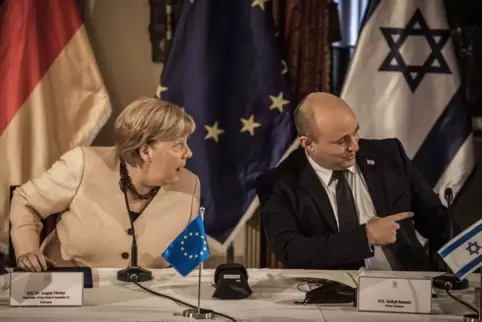 Bundeskanzlerin Angela Merkel nahm am Sonntag an einer Sitzung des israelischen Kabinetts teil, hier mit dem israelischen Minist