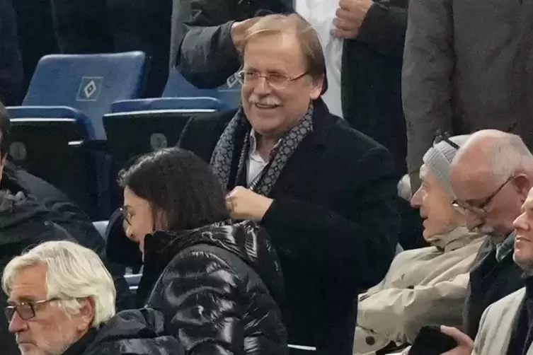 Friedensstifter? Rainer Koch (Mitte) beim Länderspiel in Hamburg. 