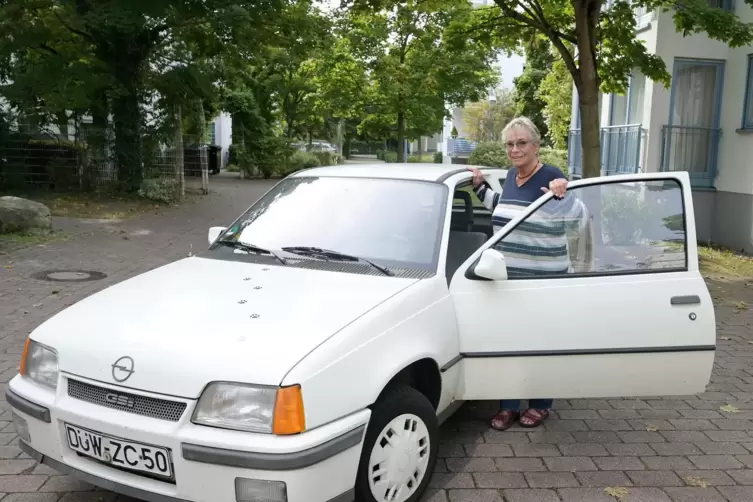 Für Ingrid Fischböck ein zuverlässiger Begleiter seit mehr als drei Jahrzehnten: der weiße Opel Kadett.