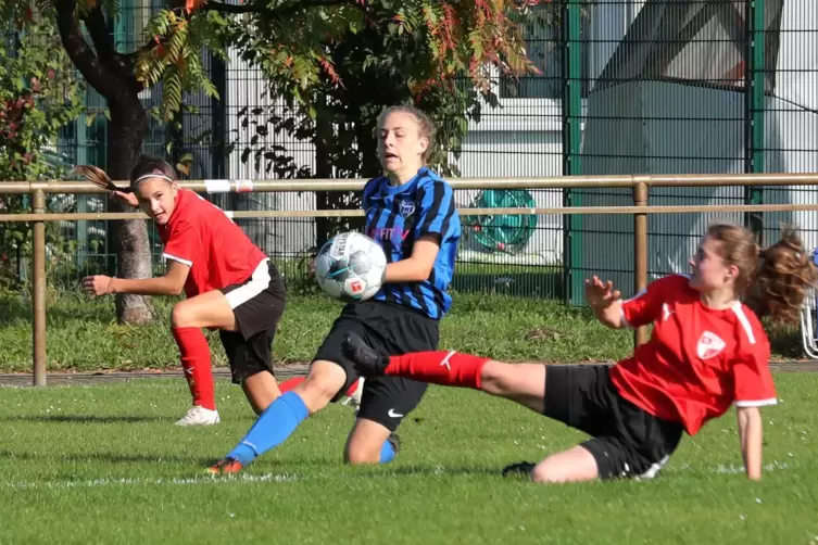 Gute erste Hälfte: Sarah Filpe (blau) und der FC Speyer 09.