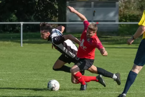 Der Rohrbacher Andre Pfirrmann und Nikolai Müller vom TSV Billigheim II im Kmapf um den Ball. 