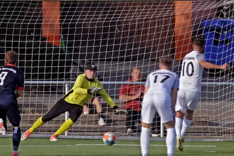 Matteo Randazzo verlädt den starken Weisenheimer Keeper Marcel Bullavom Elfmeterpunkt zum 2:1 für Frankenthal. 