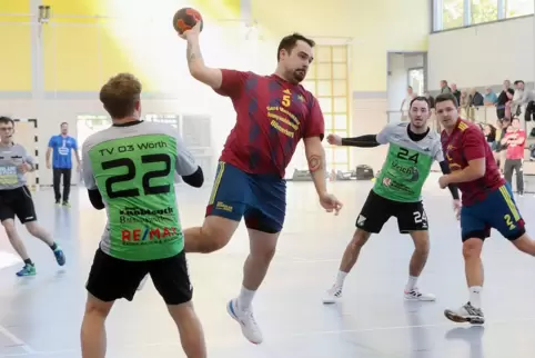 Ersten Punkt geholt: Nico Fohs (am Ball) und TuS Heiligenstein.