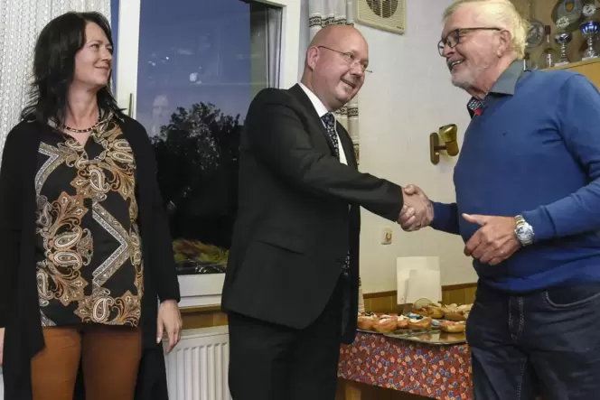 Michael Müller lässt sich von SPD-Fraktionschef Rainer Schiffmann (rechts) gratulieren. Britta Müller freut sich ebenfalls über