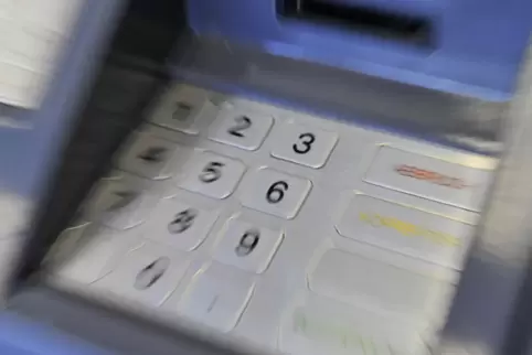 Beim Shoulder-Surfing versuchen Betrüger die PIN oder andere Bankdaten zu erspähen. 
