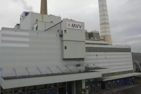 Das Müllheizkraftwerk der MVV auf der Friesenheimer Insel speist seit 2020 Wärme in die Fernwärmeleitung ein. Es deckt rund 30 P