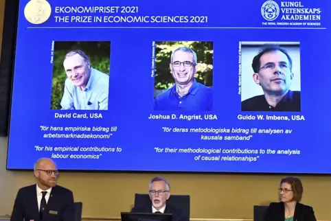 Goran K. Hansson (Mitte), Staatssekretär der Königlich Schwedischen Akademie der Wissenschaften, gibt die Wirtschaftsnobelpreist