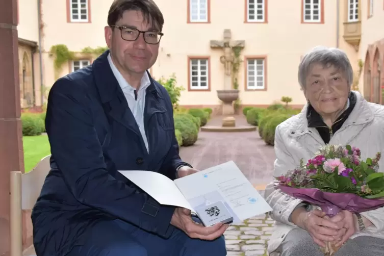 Rita Dahlem erhält die Ehrennadel der Stadt aus der Hand von Oberbürgermeister Thomas Hirsch. 