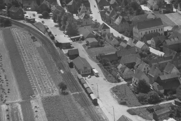 Oben links im Bild ist der Bahnhof in Herxheim aus der Vogelperspektive zu sehen. 