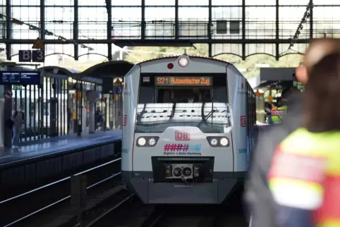 Die digitale, automatisch fahrende S-Bahn der Linie S21 fährt in Hamburg zur Premierenfahrt in den Bahnhof Dammtor ein. 