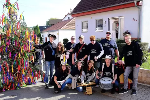 Die Mauschbacher Straußmädchenund Straußbuben feierten Kerwe. 