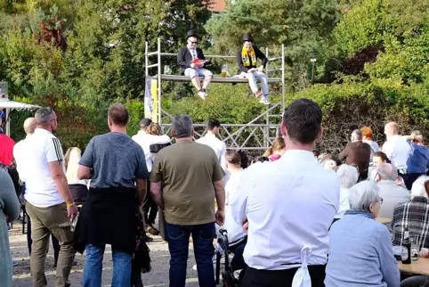  Julian Wilhelm (links) und Simon Nikolaus (rechts) lesen die Rede auf dem Kerweplatz vor.