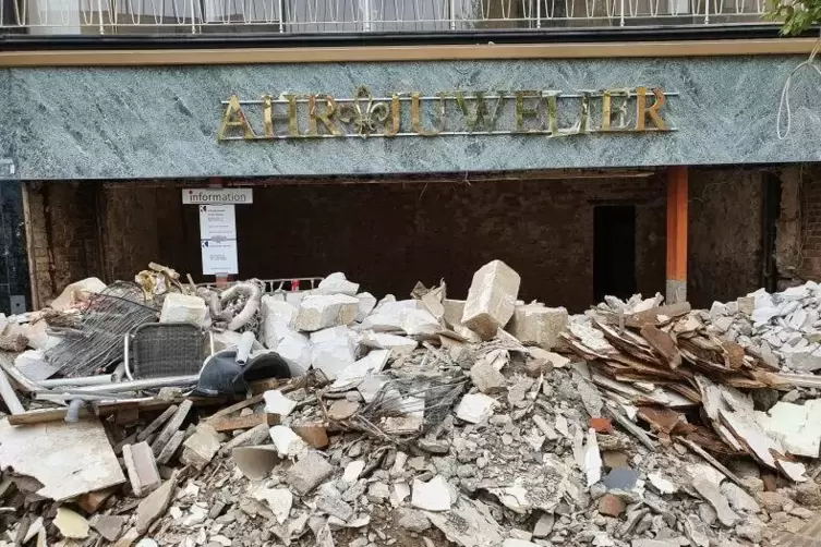 Ausma&szlig; der Zerst&ouml;rung: Schutt &uuml;berall. 