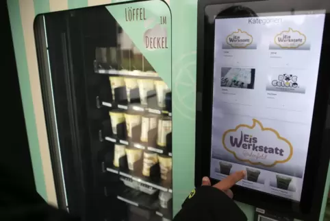 Wählen, bezahlen, genießen. Der Eiskauf am Automaten in Konken läuft bargeldlos. 