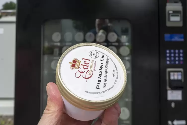 Auch in Waldmohr k&ouml;nnen Kunden sich seit einigen Monaten Eis aus dem Automaten ziehen. 