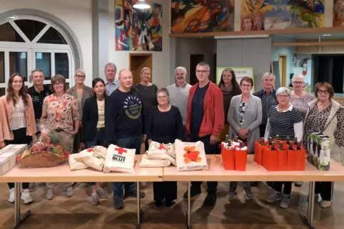 Umringt von fleißigen Blutspendern: die 125-malige Spenderin Ute Bock beim Ehrungsabend des DRK in der Festhalle in Dudenhofen. 