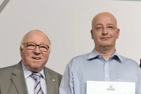 Markus Degen (rechts) 2017 bei einer Ehrung neben Uwe Seeler in Mannheim. 