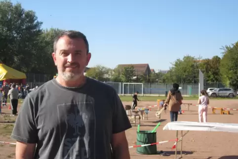  Vereinsvorsitzender Heinz Zengerle auf dem Gelände, auf dem eine neue Aldi-Filale gebaut werden könnte – wenn die Mitglieder de