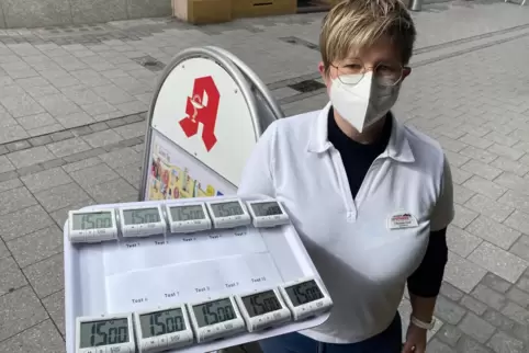Christine Graf und ihre Kolleginnen von der Schwanen-Apotheke bieten weiterhin Corona-Tests an. Sie zeigt die Stoppuhren: Nach 1