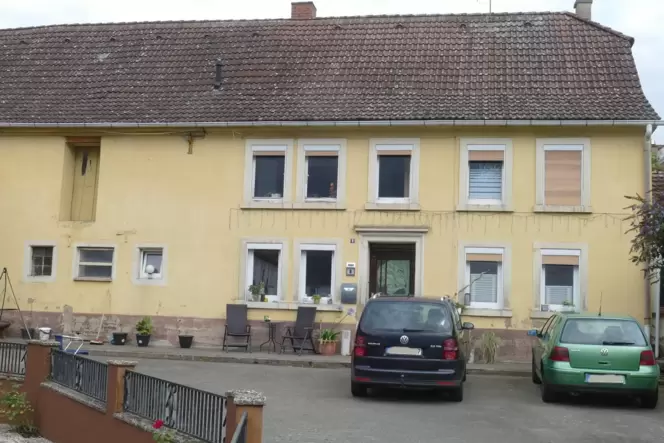 Die Ortsgemeinde Bedesbach will das Anwesen Ringstraße 8 abreißen lassen, um im Anschluss die Ortsmitte neu zu gestalten. Die Ortsgemeinde Bedesbach will das Anwesen Ringstraße 8 abreißen lassen, um im Anschluss die Ortsmitte neu zu gestalten.
