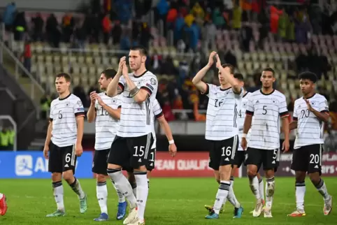 Zufriedene deutsche Nationalspieler nach dem 4:0 in Nordmazedonien. 