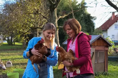 Elise und Ingrid Lorenz (von links) haben sich in der Pandemie Hühner angeschafft.
