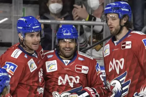 So befreit konnte Thomas Larkin (rechts) am Sonntag das 2:0 gegen Ingolstadt mit Jordan Szwarz (links) und Nigels Dawes feiern.