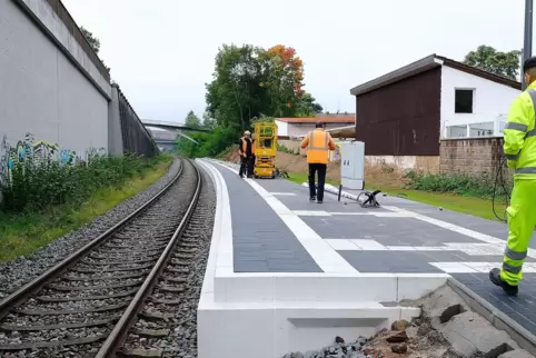 Bahnsteig am Rosengarten: Der Belag ist nun drauf.
