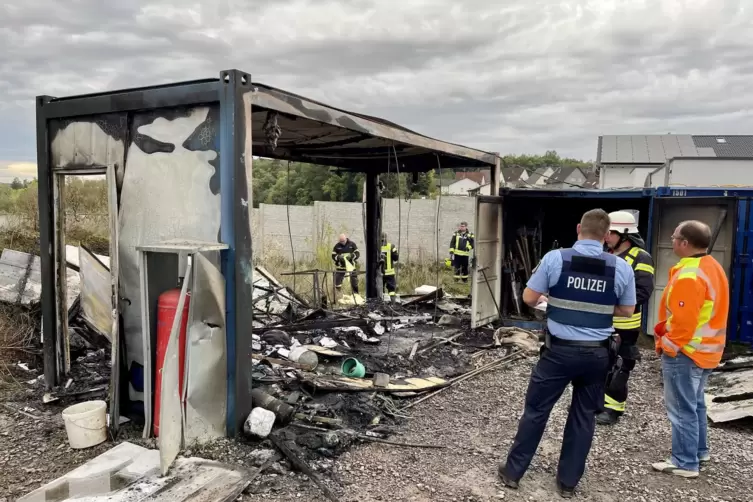 Einer der Baucontainer brannte beim Feuer am 3. Oktober vollständig aus, weitere wurden durch die Flammen in Mitleidenschaft gez