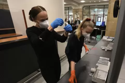 Helferinnen im DLRG-Zentrum in der Landauer Festhalle werten Tests aus.