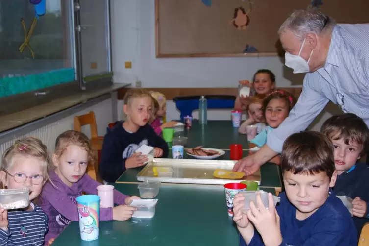 Einmal die Woche vermittelt Bernd Feldner Kita-Kindern WIssenswertes zum Thema Ernährung. 