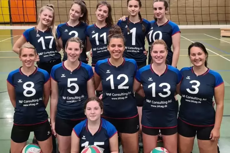 Die Volleyball-Damen der TuS Alsenz haben fünf neue Schiedsrichterinnen: (hinten von links) Emilia Heller, Lara Müller-Späth, Vi