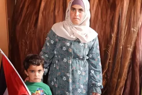 Der dreijährige Mohammed mit seiner Mutter Baraa. Nach seiner Rückkehr aus dem Krankenhaus wurde der Junge sogleich zu einer Dem