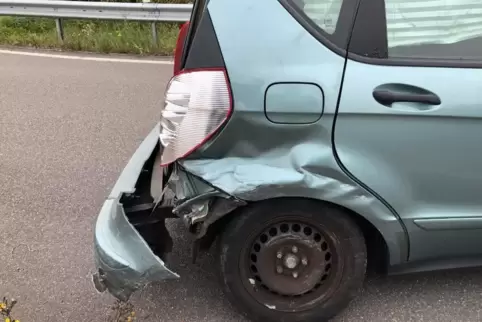 Beide Fahrzeuge mussten abgeschleppt werden.
