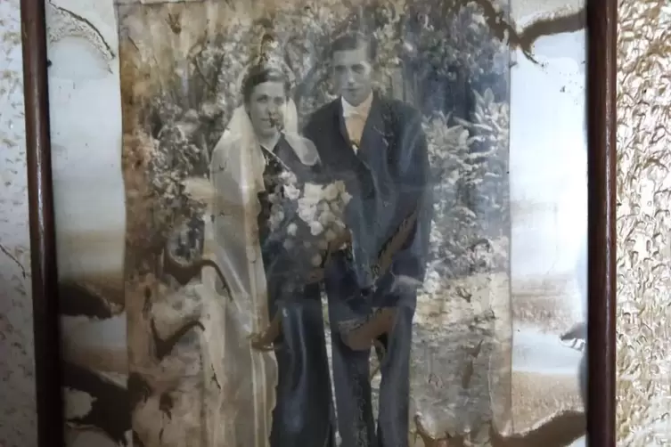 Überall Spuren der Flut: Hochzeitsbild der Eltern an der Wand. 
