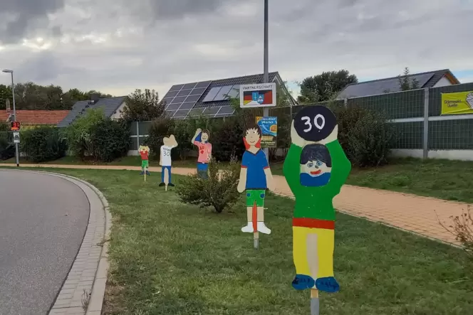 Nicht zu übersehen: Bunte Figuren, die Autofahrer dazu bringen sollen, vom Gas zu gehen, am Dudenhofener Ortseingang aus Richtun Nicht zu übersehen: Bunte Figuren, die Autofahrer dazu bringen sollen, vom Gas zu gehen, am Dudenhofener Ortseingang aus Richtun