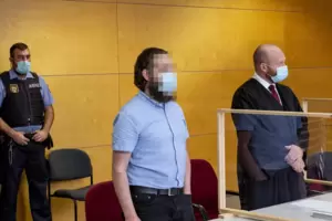 Der angeklagte Mann bei der Urteilsverkündung neben seinem Verteidiger Johannes Berg.