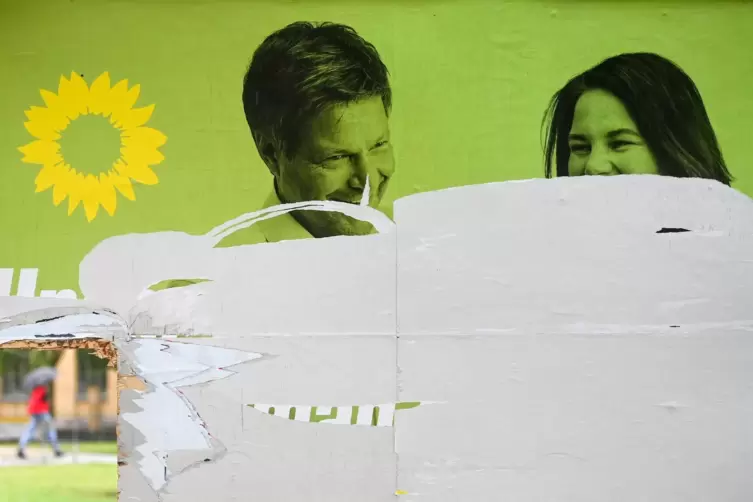 Ein zerstörtes Wahlplakat von Bündnis 90/Die Grünen mit den Portraits von Robert Habeck und Annalena Baerbock