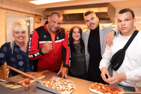 Leon Bauer mit Familie bei der Eröffnung seines ersten Restaurants „Pinsa“. 