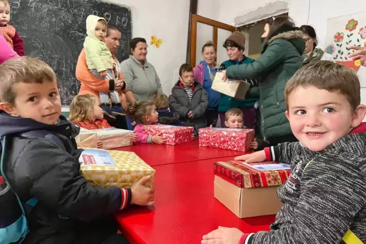 Die Kinder freuen sich sichtlich über die Geschenkkartons. 