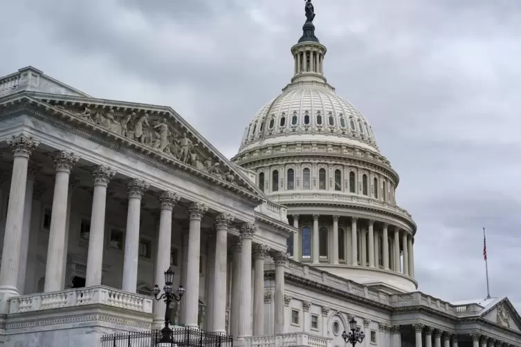 Das Kapitol ist zu sehen, während die Mitglieder des US-Repräsentantenhauses über eine kurzfristige Aufhebung der Schuldengrenze