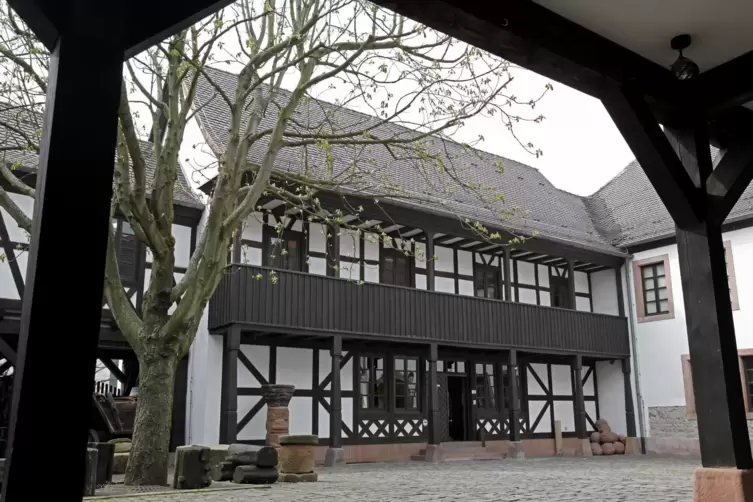 Hier lagern die Relikte der Stadtgeschichte: Blick in den Innenhof des Lauterer Stadtmuseums.