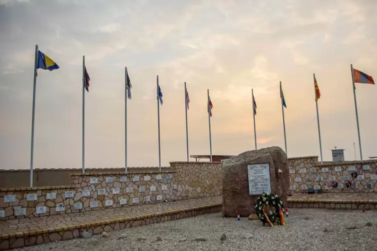  Wie ehren wir unsere Soldaten angemessen? Blick auf den Ehrenhain in Masar-i-Scharif in Afghanistan im Dezember 2016. 