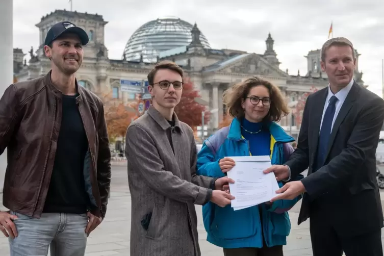 Wolfgang Gründinger (von links nach rechts), Demokratieforscher, sowie Linus Steinmetz und Franziska Wessel, Klimaaktivisten von