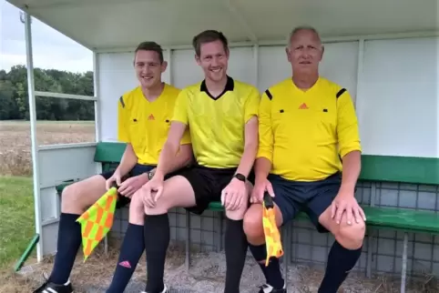 Max, Felix und Udo Groben eint das Hobby Fußball und ihr Interesse an der Schiedsrichterei. Vor wenigen Wochen bildeten alle dre