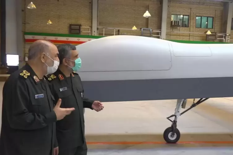 Stolz auf eine neue Drohne: der Kommandeur der Revolutionsgarden, General Hussein Salami (links) und General Amir Ali Hajizadeh,