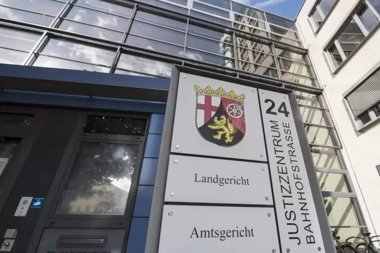 Das Schwurgericht des Landgerichts Kaiserslautern kam zu dem Schluss, dass der Angeklagte hinterrücks auf sein Opfer eingestoche
